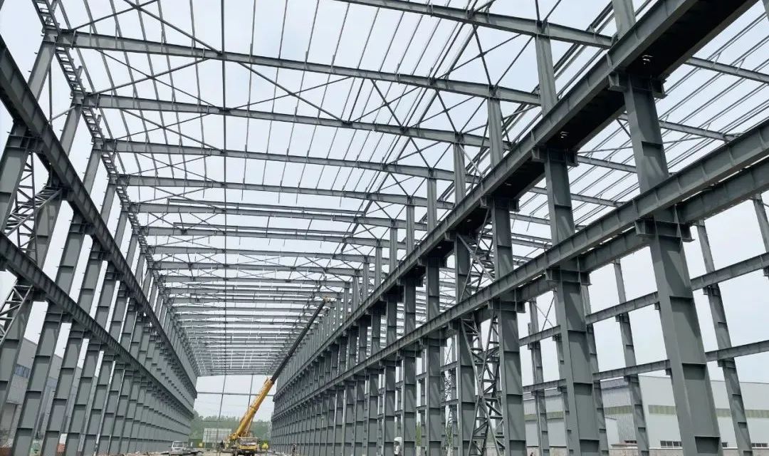 鑫金山三期智能工廠建設(shè)邁出堅實步伐，鋼結(jié)構(gòu)主體工程圓滿完工